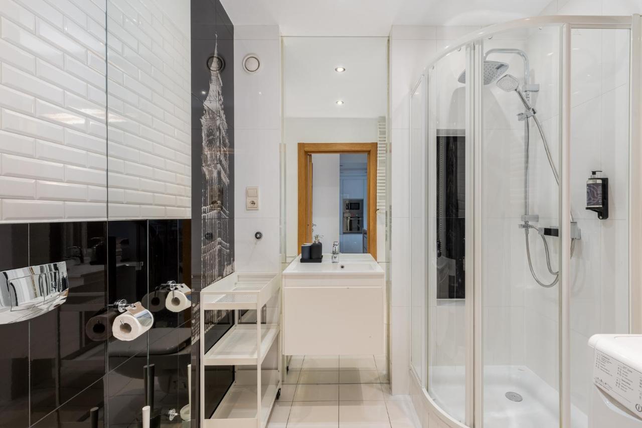 Modern Apartments With Free Parking Spot Краків Екстер'єр фото