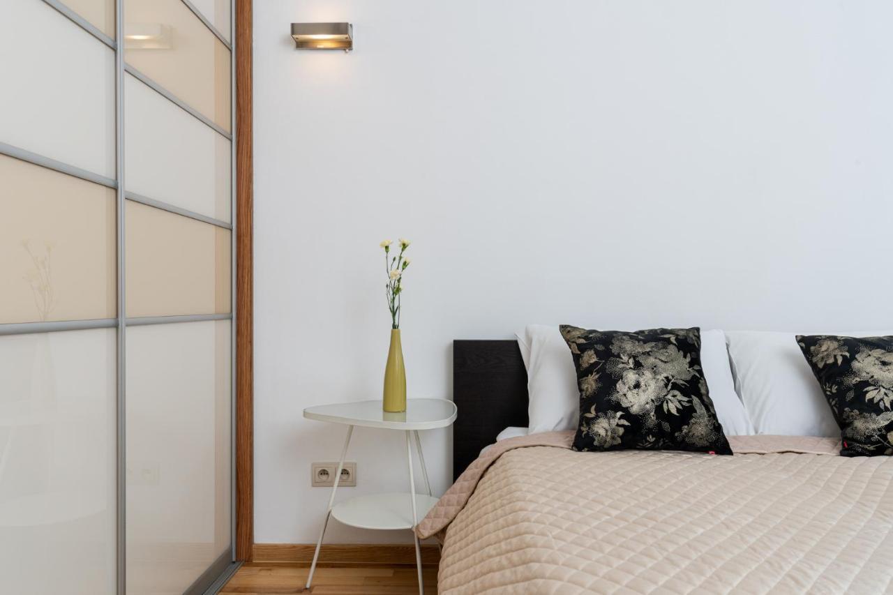 Modern Apartments With Free Parking Spot Краків Екстер'єр фото